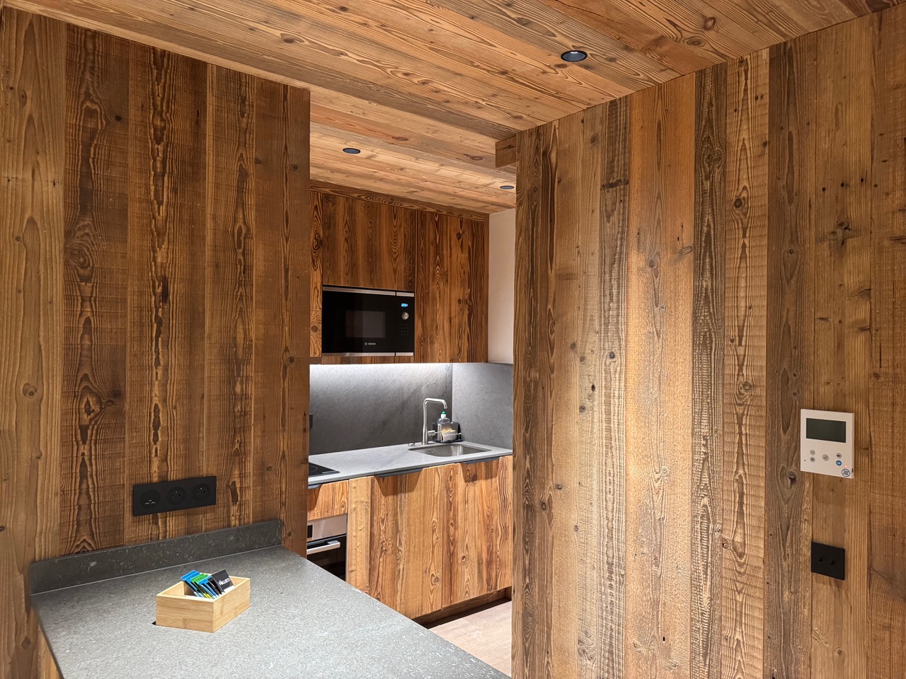 Cuisine équipée en bois avec plan de travail pierre