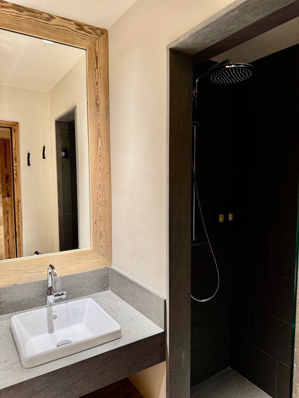 Salle de douche avec vasque et miroir bois