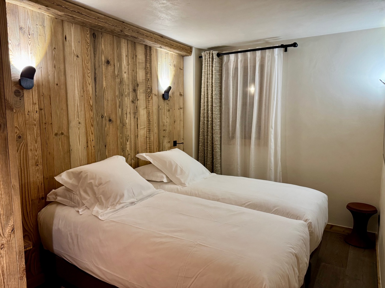 Chambre double avec tête de lit en bois et appliques
