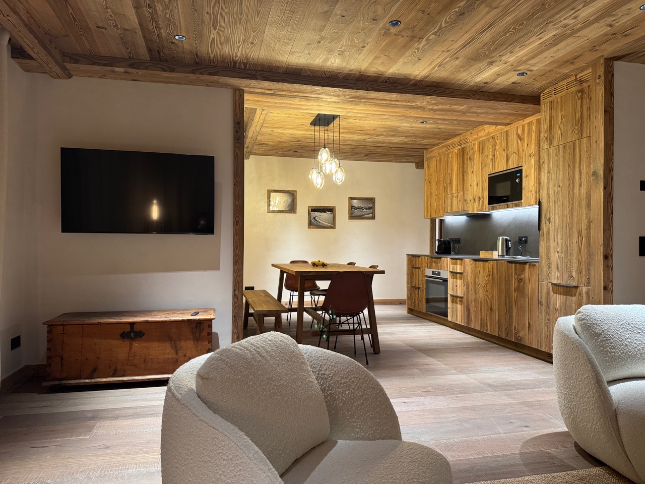Chambre double avec tête de lit bois